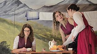 Vor idyllischer Bergkulisse gab es allerhand Ärgernisse. Schuld war ein vermeintlich verrückter Hahn. Vor idyllischer Bergkulisse gab es allerhand Ärgernisse. Schuld war ein vermeintlich verrückter Hahn.