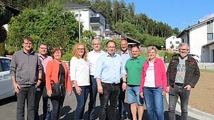 B&uuml;rgermeister Martin Stoiber (Mitte) freut sich mit Vertretern der Baufirma, des Ingenieurb&uuml;ros, der Stadtwerke und der Stadt.