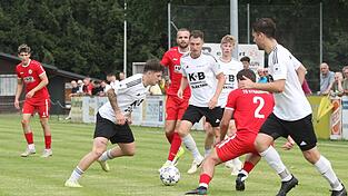 In ihrem 300. Landesliga-Spiel geizen die Spieler der SpVgg Lam (in Weiß) nicht mit Toren. In ihrem 300. Landesliga-Spiel geizen die Spieler der SpVgg Lam (in Weiß) nicht mit Toren.
