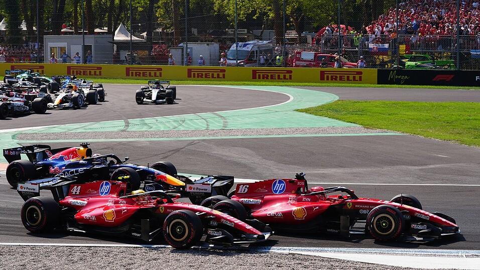 Hamilton (2.v.r) und sein Teamkollege Leclerc geraten in der ersten Schikane aneinander. (Archivbild)