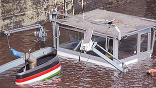 Das Steuerhaus, der Schornstein, das Radar, Antennen und ein Rettungsring des Güterschiffs Achim ragen inzwischen aus dem Wasser. Das Steuerhaus, der Schornstein, das Radar, Antennen und ein Rettungsring des Güterschiffs Achim ragen inzwischen aus dem Wasser.