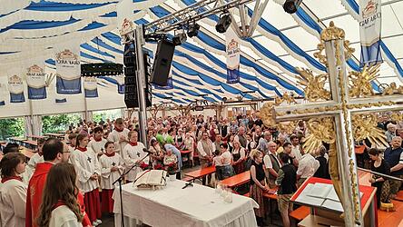 Sch&auml;tzungsweise bis zu 1000 Gl&auml;ubige feierten in den Reihen des weitl&auml;ufigen Festzeltes den Festgottesdienst mit.