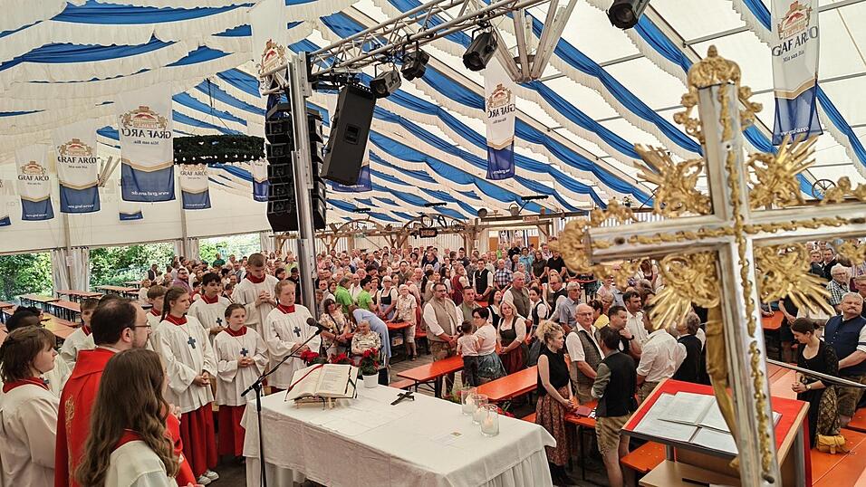 Sch&auml;tzungsweise bis zu 1000 Gl&auml;ubige feierten in den Reihen des weitl&auml;ufigen Festzeltes den Festgottesdienst mit.