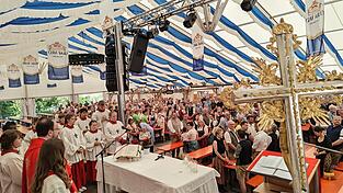 Sch&auml;tzungsweise bis zu 1000 Gl&auml;ubige feierten in den Reihen des weitl&auml;ufigen Festzeltes den Festgottesdienst mit.