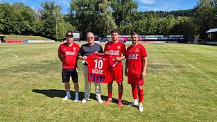 Zusammen mit Sponsor Josef Graf (Zweiter von links) präsentieren die Fußballer des 1. FC Bad Kötzting die neuen Trikots. Zusammen mit Sponsor Josef Graf (Zweiter von links) präsentieren die Fußballer des 1. FC Bad Kötzting die neuen Trikots.