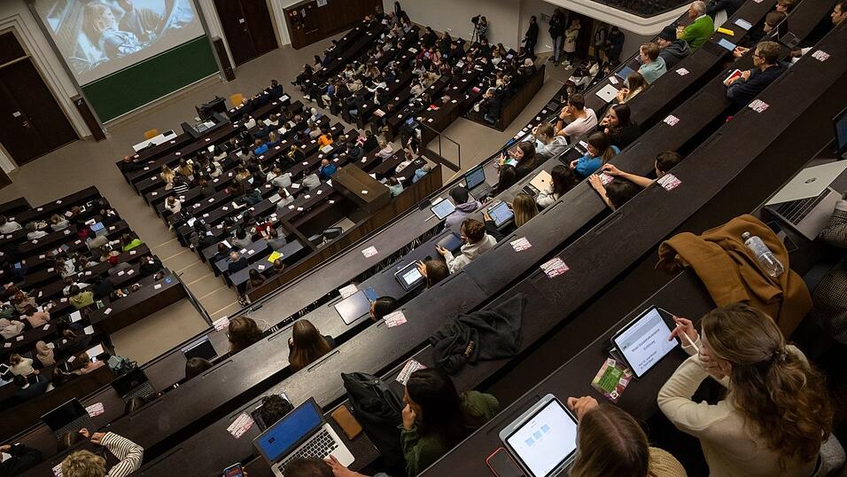 Mehr als 403.000 Studierende starten im Wintersemester 2026/2027 an den Hochschulen im Freistaat. (Archivbild) Mehr als 403.000 Studierende starten im Wintersemester 2026/2027 an den Hochschulen im Freistaat. (Archivbild)