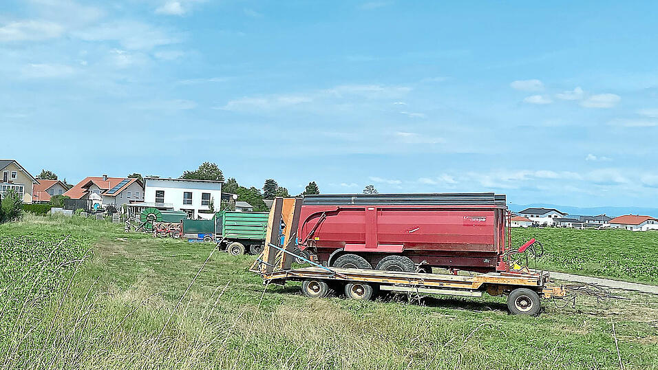 Landwirtschaftliche Anhänger stehen auf einem Feld in Mamming. Nach der Quarantäne sind nur noch wenige Erntehelfer im Einsatz. Landwirtschaftliche Anhänger stehen auf einem Feld in Mamming. Nach der Quarantäne sind nur noch wenige Erntehelfer im Einsatz.