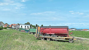Landwirtschaftliche Anhänger stehen auf einem Feld in Mamming. Nach der Quarantäne sind nur noch wenige Erntehelfer im Einsatz. Landwirtschaftliche Anhänger stehen auf einem Feld in Mamming. Nach der Quarantäne sind nur noch wenige Erntehelfer im Einsatz.