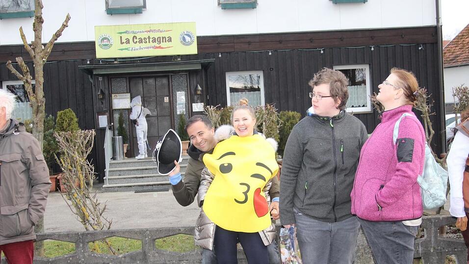 Viele Faschings-Fans haben sich am Samstag den Umzug in Langenbach angesehen. Viele Faschings-Fans haben sich am Samstag den Umzug in Langenbach angesehen.