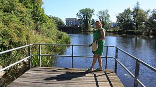 Lisa Sittenauer ist auf einer der Ponton-Brücken (hier an der Unteren Regenstraße) dem Fluss ganz nah.