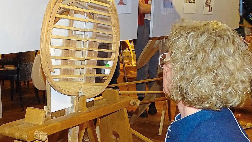 Der Pendel-Syphi hei&szlig;t eigentlich Sisyphos. Obwohl die Kugel bergab rollt, kommt sie oben an und st&uuml;rzt wieder ins Tal.