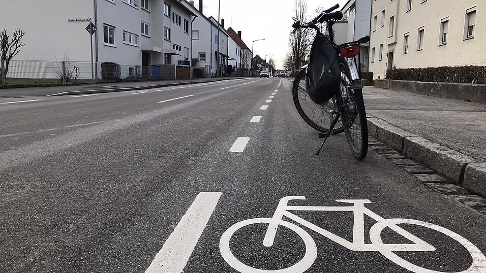 Auch wenn sich Radler auf den Fahrradschutzstreifen oft unsicher fühlen, weil Autofahrer mit zu wenig Sicherheitsabstand überholen, sind nach Ansicht von Polizei, Tiefbauamt und ADFC Schutzstreifen sinnvoll. Auch wenn sich Radler auf den Fahrradschutzstreifen oft unsicher fühlen, weil Autofahrer mit zu wenig Sicherheitsabstand überholen, sind nach Ansicht von Polizei, Tiefbauamt und ADFC Schutzstreifen sinnvoll.