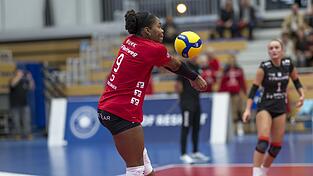 Eine Frau für alle Aufgaben: Vilsbiburgs Crystal Burk (Nummer 9) musste 21 Aufschläge annehmen, erzielte selbst 14 Punkte (darunter ein Ass) und wurde nach dem Match als MVP in Gold ausgezeichnet.