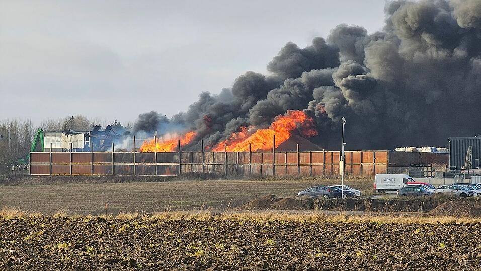 Die Ermittler schätzen den Schaden durch das Feuer in Gattendorf (Landkreis Hof) auf rund vier Millionen Euro. (Archivbild) Die Ermittler schätzen den Schaden durch das Feuer in Gattendorf (Landkreis Hof) auf rund vier Millionen Euro. (Archivbild)