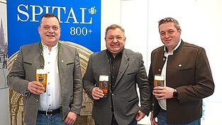 Braumeister Wolfgang Gabler (von links), Spitalmeister Wolfgang Lindner und der zweite Braumeister Stefan Ertel präsentierten das Jubiläumsbier. Braumeister Wolfgang Gabler (von links), Spitalmeister Wolfgang Lindner und der zweite Braumeister Stefan Ertel präsentierten das Jubiläumsbier.