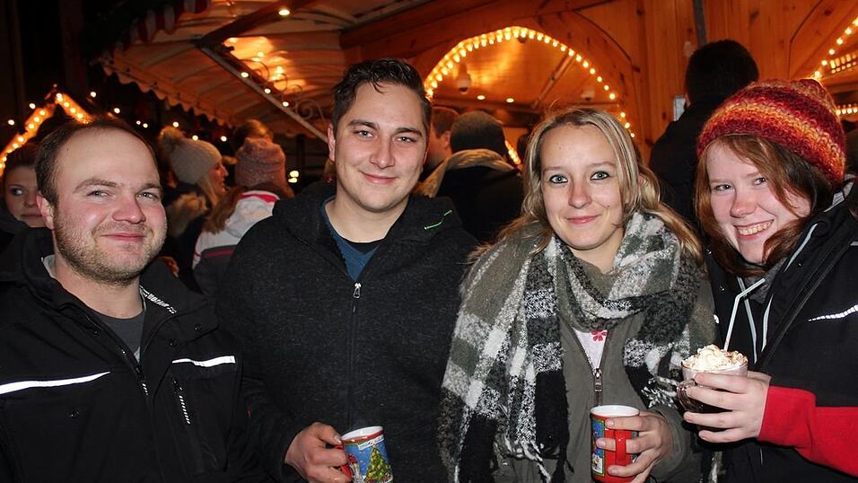 Seit einigen Jahren gehört auch die Weihnachtspyramide am Bischof-Sailer-Platz zur festen Institution zur Weihnachtszeit in Landshut, und ist vor allem bei der jüngeren Generation sehr beliebt. Seit einigen Jahren gehört auch die Weihnachtspyramide am Bischof-Sailer-Platz zur festen Institution zur Weihnachtszeit in Landshut, und ist vor allem bei der jüngeren Generation sehr beliebt.