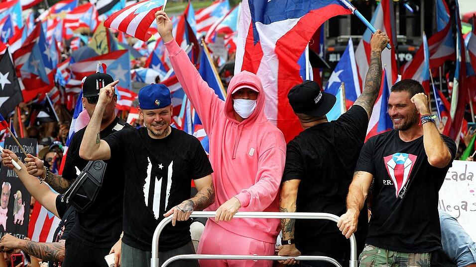 Nicht erst seit gestern ist der Latin-Rap- und Reggaeton-S&auml;nger politisch. Hier feiert er im Jahr 2019 lachsfarben nach tagelangen Massenprotesten den angek&uuml;ndigten R&uuml;cktritt des Gouverneurs von Puerto Rico. (Archivbild)