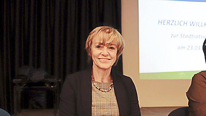 K&auml;mmerin Monika Stadler hat das 460 Seiten umfassende Zahlenwerk vorgestellt.