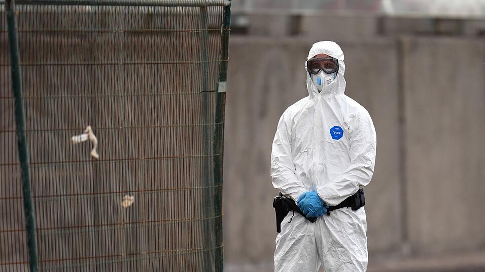 Beim Kontakt mit dem Hantavirus sollte ein Schutzanzug Pflicht sein.