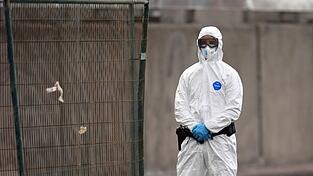 Beim Kontakt mit dem Hantavirus sollte ein Schutzanzug Pflicht sein.