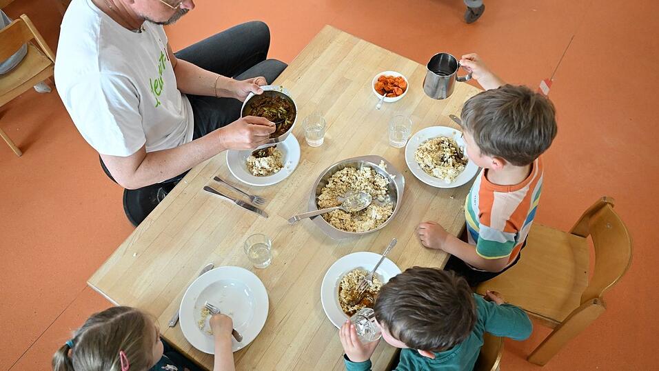 Auch für gemeinsames Mittagessen in Kita oder Schulen stellt das Bildungs- und Teilhabepakets Gelder zur Verfügung. Laut einer Analyse aber werden sie zu wenig abgerufen. (Archivbild) Auch für gemeinsames Mittagessen in Kita oder Schulen stellt das Bildungs- und Teilhabepakets Gelder zur Verfügung. Laut einer Analyse aber werden sie zu wenig abgerufen. (Archivbild)