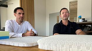 Bei der Firma Weserland-Sitzsysteme herrscht Aufbruchsstimmung. Geschäftsleiter Manfred Götz (r.) und Entwickler Andreas Hammerl erklären, wie ein innovatives Sitzkissen für Rollstuhlfahrer entstanden ist. Bei der Firma Weserland-Sitzsysteme herrscht Aufbruchsstimmung. Geschäftsleiter Manfred Götz (r.) und Entwickler Andreas Hammerl erklären, wie ein innovatives Sitzkissen für Rollstuhlfahrer entstanden ist.