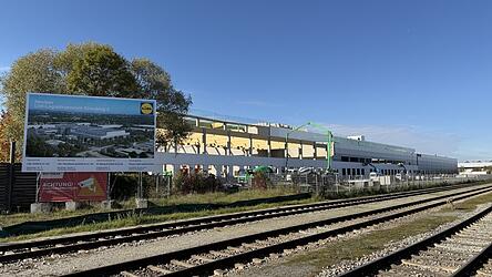 Der Neubau des Logistikzentrums der Firma Lidl an der Belgrader Stra&szlig;e im Hafen Straubing-Sand macht gro&szlig;e Fortschritte. Teilweise ist bereits die Fassade fertiggestellt.