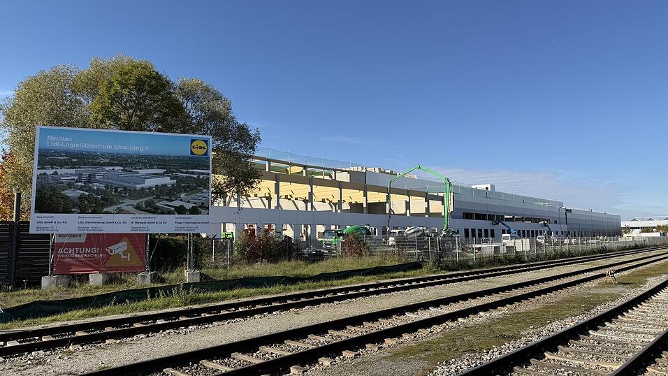 Der Neubau des Logistikzentrums der Firma Lidl an der Belgrader Straße im Hafen Straubing-Sand macht große Fortschritte. Teilweise ist bereits die Fassade fertiggestellt. Der Neubau des Logistikzentrums der Firma Lidl an der Belgrader Straße im Hafen Straubing-Sand macht große Fortschritte. Teilweise ist bereits die Fassade fertiggestellt.
