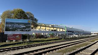 Der Neubau des Logistikzentrums der Firma Lidl an der Belgrader Straße im Hafen Straubing-Sand macht große Fortschritte. Teilweise ist bereits die Fassade fertiggestellt. Der Neubau des Logistikzentrums der Firma Lidl an der Belgrader Straße im Hafen Straubing-Sand macht große Fortschritte. Teilweise ist bereits die Fassade fertiggestellt.