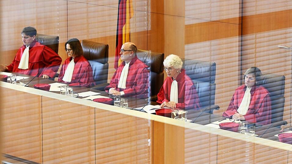 Verhandelt und verkündet wird in einem großen gläsernen Saal. Der Bau in Karlsruhe mit seinen großflächigen Fenstern soll Transparenz schaffen. (Archivbild)