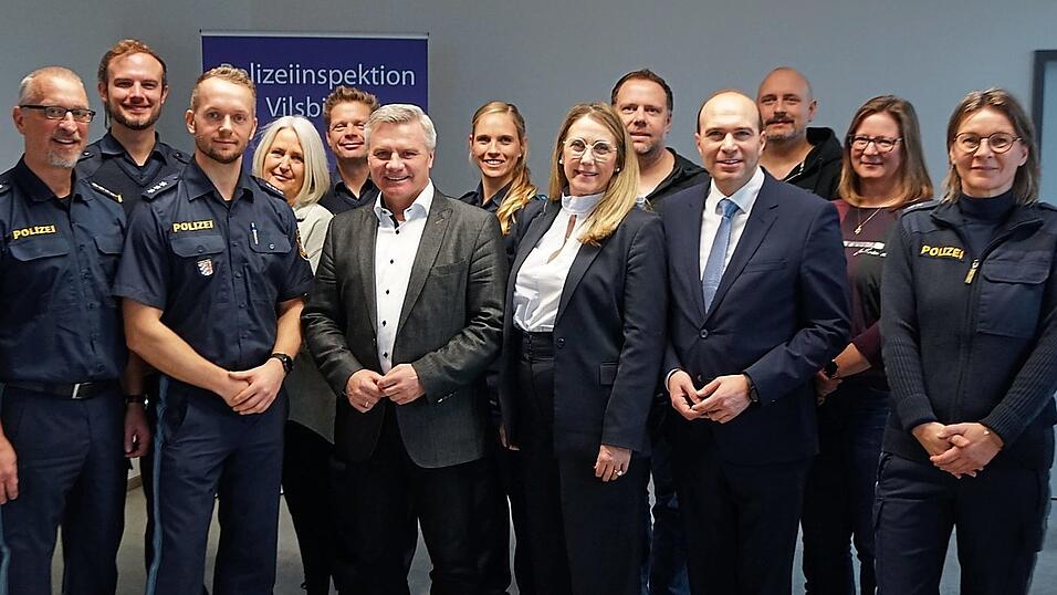 Michael Burghard (vorn, Zweiter von links) und Christian Meinl (links) haben mit ihren Kollegen am Freitag Landrat Peter Dreier, Bürgermeisterin Sibylle Entwistle und den Bundestagsabgeordneten Florian Oßner beim vorweihnachtlichen Besuch in der Polizeiinspektion zu Gast gehabt. Michael Burghard (vorn, Zweiter von links) und Christian Meinl (links) haben mit ihren Kollegen am Freitag Landrat Peter Dreier, Bürgermeisterin Sibylle Entwistle und den Bundestagsabgeordneten Florian Oßner beim vorweihnachtlichen Besuch in der Polizeiinspektion zu Gast gehabt.