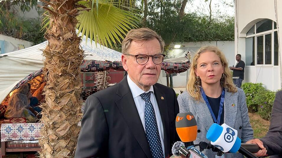Außenminister Johann Wadephul (CDU) äußert sich in der mauretanischen Hauptstadt Nouakchott beim Besuch eines UN-Projekts zur Extremismusprävention und Deradikalisierung. Außenminister Johann Wadephul (CDU) äußert sich in der mauretanischen Hauptstadt Nouakchott beim Besuch eines UN-Projekts zur Extremismusprävention und Deradikalisierung.