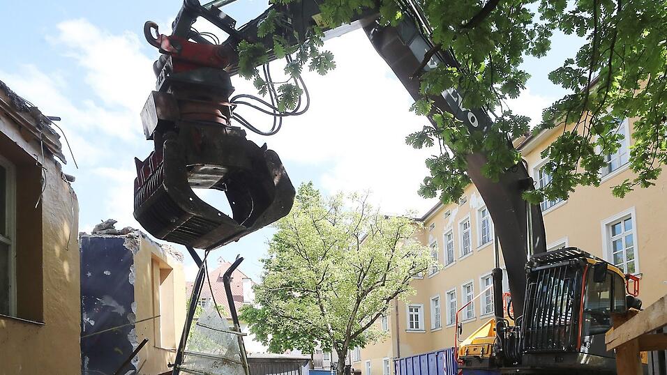Seit Montagmorgen hat der grobe Abriss der Martinsturnhalle begonnen.