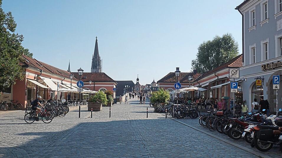 Zum Brückenkopf schlendern, in einem der Cafés einen Aperol Spritz trinken, den Blick auf die Steinerne Brücke und den Dom genießen: Das ist in Stadtamhof hervorragend möglich.