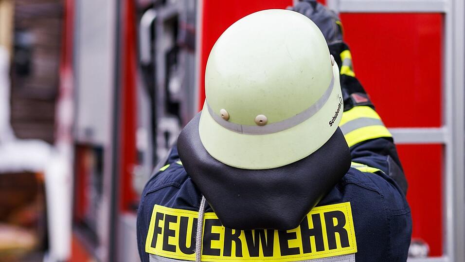 Als die Feuerwehr am Brandort eintrifft, schlagen Flammen aus dem Mehrfamilienhaus. (Symbolbild) Als die Feuerwehr am Brandort eintrifft, schlagen Flammen aus dem Mehrfamilienhaus. (Symbolbild)