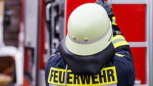 Als die Feuerwehr am Brandort eintrifft, schlagen Flammen aus dem Mehrfamilienhaus. (Symbolbild) Als die Feuerwehr am Brandort eintrifft, schlagen Flammen aus dem Mehrfamilienhaus. (Symbolbild)