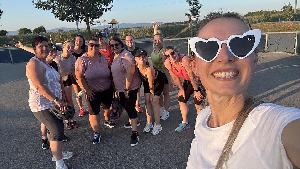 Gl&uuml;ckliche Gesichter nach einer schwei&szlig;treibenden Zumba-Einheit im Freien