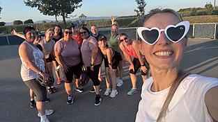 Glückliche Gesichter nach einer schweißtreibenden Zumba-Einheit im Freien Glückliche Gesichter nach einer schweißtreibenden Zumba-Einheit im Freien