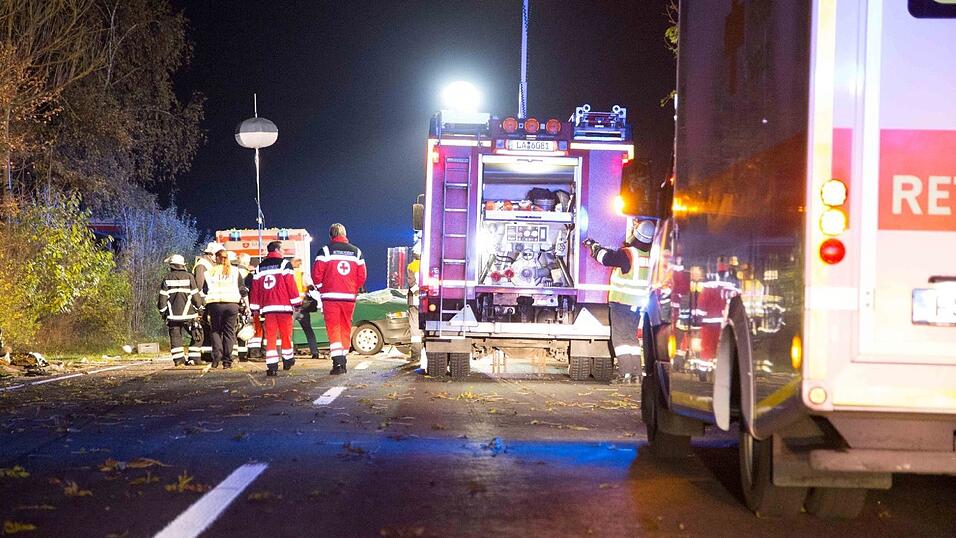Zwei Menschen starben bei einem Verkehrsunfall am Montagabend auf der B11 bei Eching. Zwei Menschen starben bei einem Verkehrsunfall am Montagabend auf der B11 bei Eching.