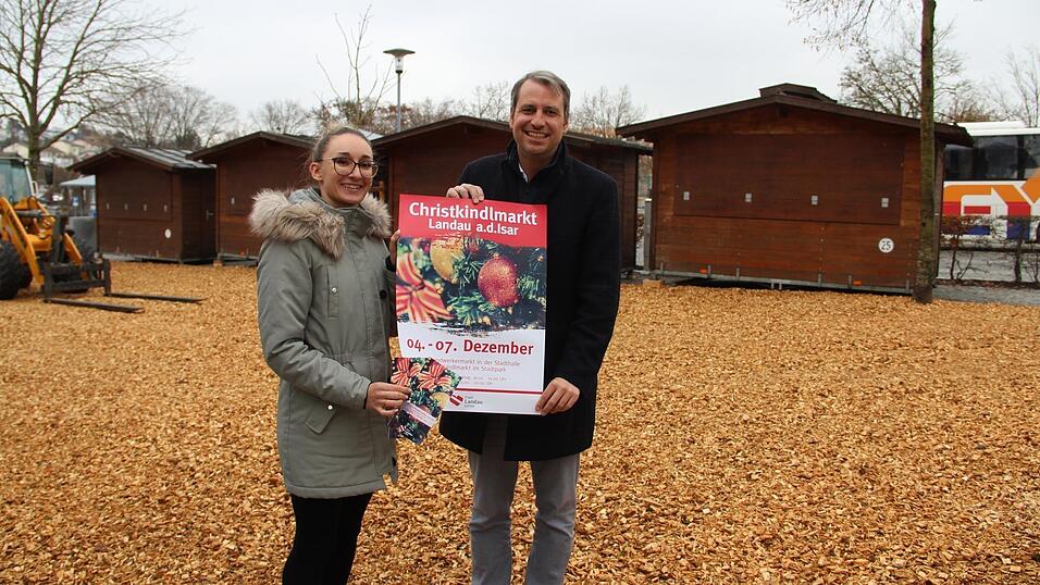 Eine Neuerung sieht man auf den ersten Blick: Pia Wimmer und Matthias Kohlmayer präsentieren das Programm für den Christkindlmarkt im Stadtpark, der in diesem Jahr mit Hackschnitzeln präpariert ist.