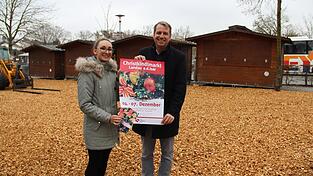 Eine Neuerung sieht man auf den ersten Blick: Pia Wimmer und Matthias Kohlmayer präsentieren das Programm für den Christkindlmarkt im Stadtpark, der in diesem Jahr mit Hackschnitzeln präpariert ist. Eine Neuerung sieht man auf den ersten Blick: Pia Wimmer und Matthias Kohlmayer präsentieren das Programm für den Christkindlmarkt im Stadtpark, der in diesem Jahr mit Hackschnitzeln präpariert ist.