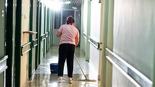 In Krankenh&auml;usern sind die Anforderungen an Reinigungskr&auml;fte h&ouml;her als etwa in B&uuml;rogeb&auml;uden. Daf&uuml;r gab es von Lakumed mit einem h&ouml;heren Stundenlohn bislang eine Anerkennung. (Symbolfoto)