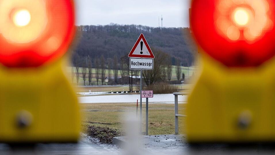 Stra&szlig;en mussten gesperrt werden.