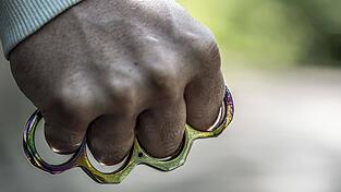 Den goldenen Schlagring habe der 18-Jährige nach eigenen Angaben neben einem Seniorenheim gefunden. Die Polizei geht von Besitz einer verbotenen Waffe aus. (Symbolfoto) Den goldenen Schlagring habe der 18-Jährige nach eigenen Angaben neben einem Seniorenheim gefunden. Die Polizei geht von Besitz einer verbotenen Waffe aus. (Symbolfoto)