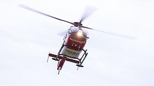 Ein Rettungshubschrauber setzt zur Landung an.