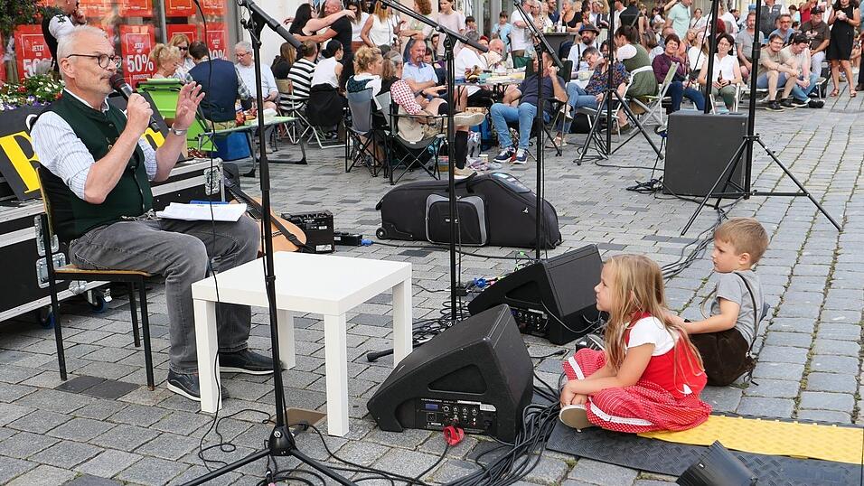 Jung und Alt waren gekommen, um am Vorabend des G&auml;ubodenvolksfests voller Vorfreude zusammen zu feiern.