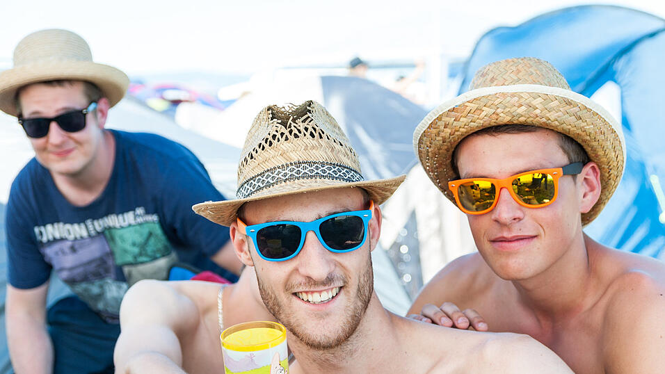 Ein Streifzug durch das Campinggelände: Trotz heißer Temperaturen sind die Festivalbesucher bestens gelaunt. (Foto: Susanne Raith) Ein Streifzug durch das Campinggelände: Trotz heißer Temperaturen sind die Festivalbesucher bestens gelaunt. (Foto: Susanne Raith)
