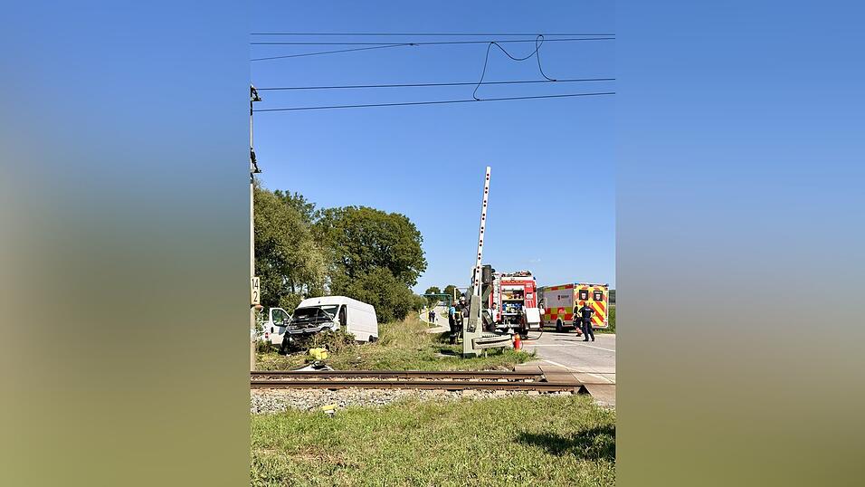 Ein Kleintransporter war aus bislang ungekl&auml;rter Ursache von der Fahrbahn abgekommen und im B&ouml;schungsbereich des angrenzenden Bahngleises zum Stillstand gekommen.