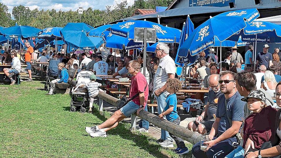 Viel zu sehen und reichlich Verpflegung gab es beim Flugplatzfest am Samstag „Auf der Kippe“. Viel zu sehen und reichlich Verpflegung gab es beim Flugplatzfest am Samstag „Auf der Kippe“.