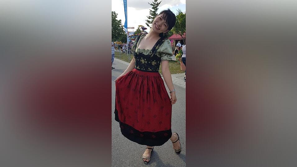 Auch die internationalen G&auml;ste f&uuml;hlen sich in Tracht wohl. Unser heutiges Outfit des Tages wird von Moe Araki aus Japan getragen.